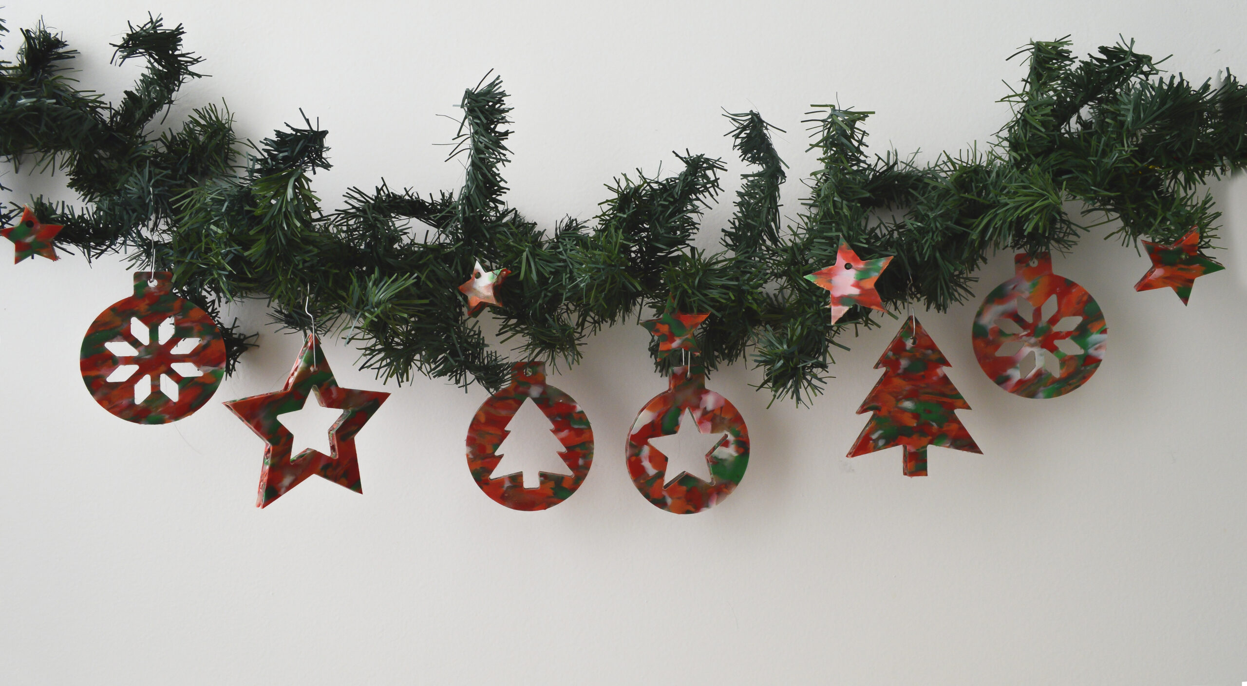 Venta de Esferas Navideñas con Plástico Reciclado